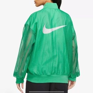 Womens nike sportswear essential woven varsity Green Sz. Large